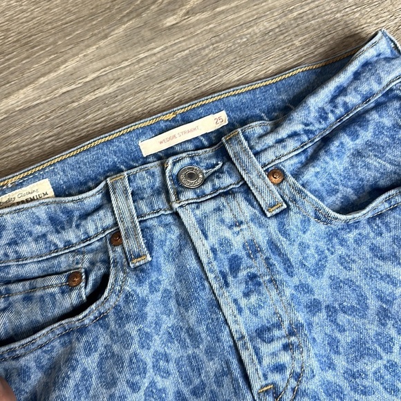 Levi’s High Rise Animal Print Wedgie Straight Fit Cropped Jeans Blue Sz 25 - Picture 5 of 16